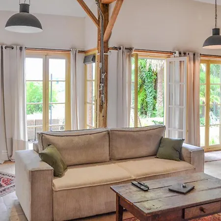 Awesome In With Outdoor Swimming Pool, Heated Swimming Pool And 5 Bedrooms *